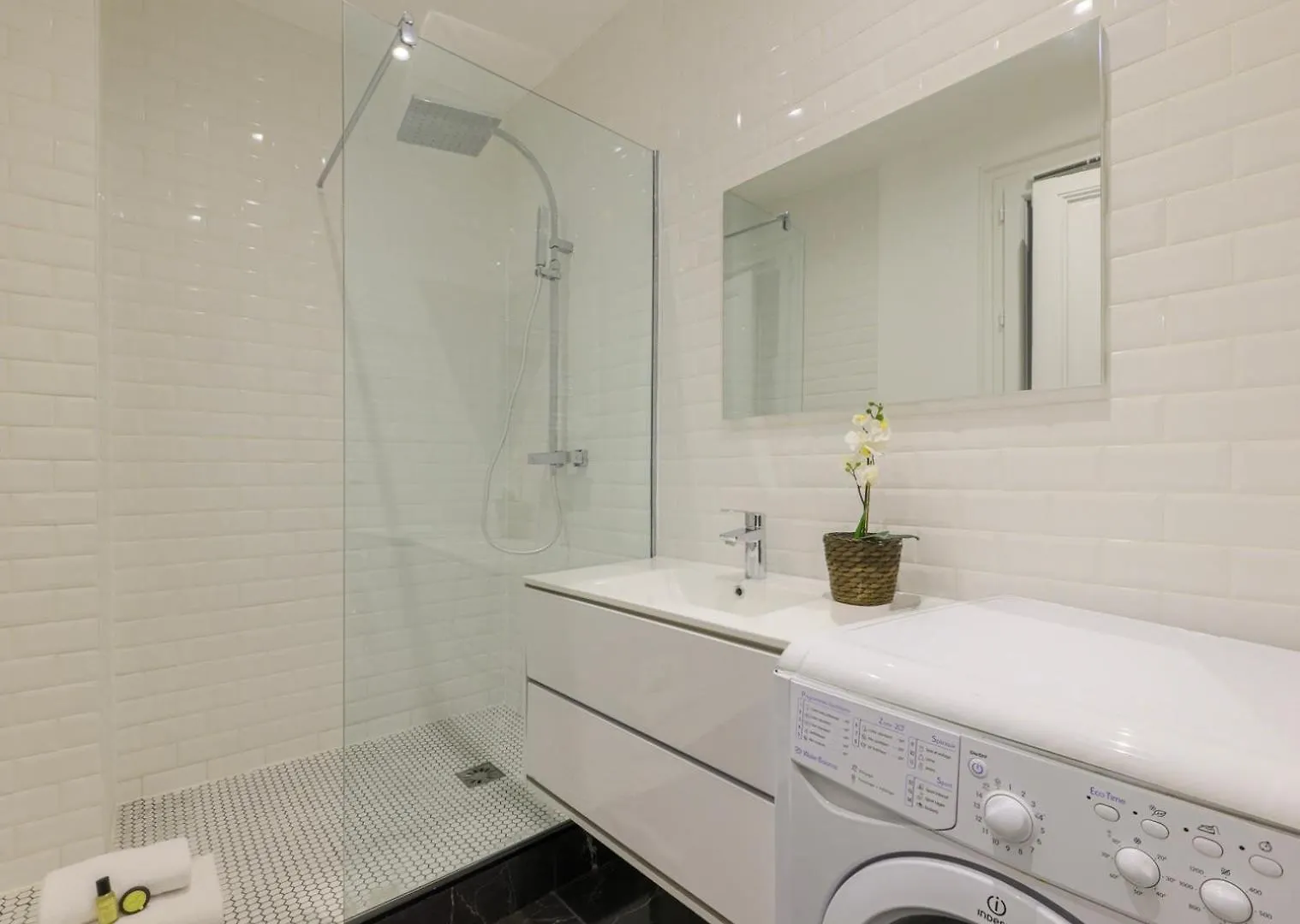 Chic And Spacious Flat In Montmartre Paris França