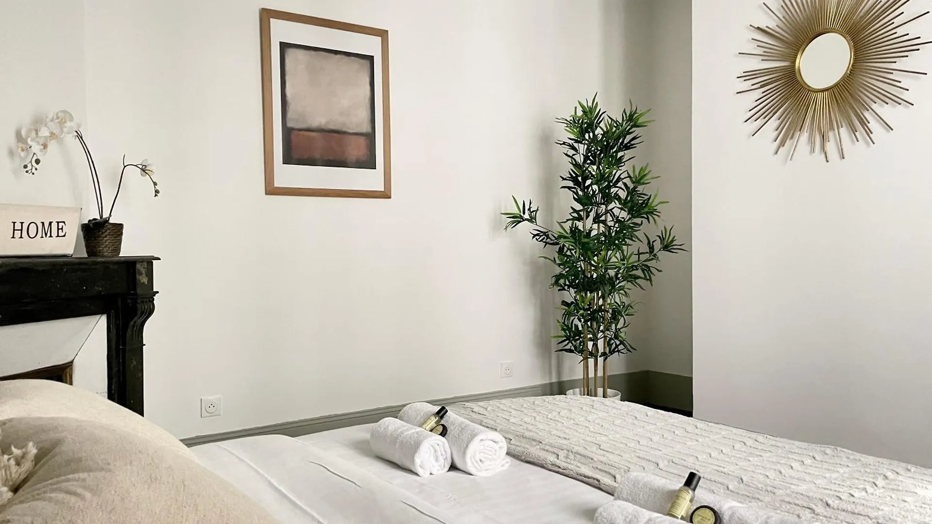 Chic And Spacious Flat In Montmartre Paris 0*,  França