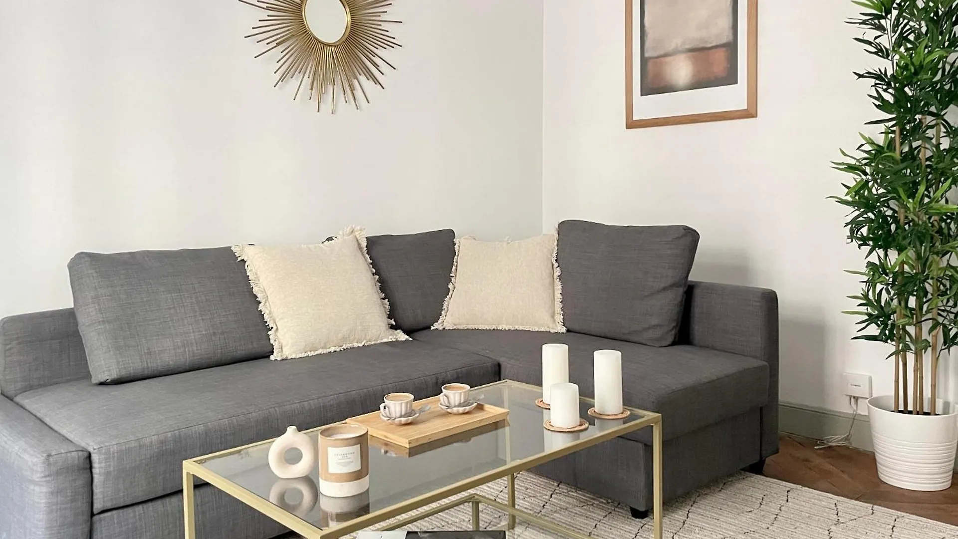 Chic And Spacious Flat In Montmartre Paris 0*,  França