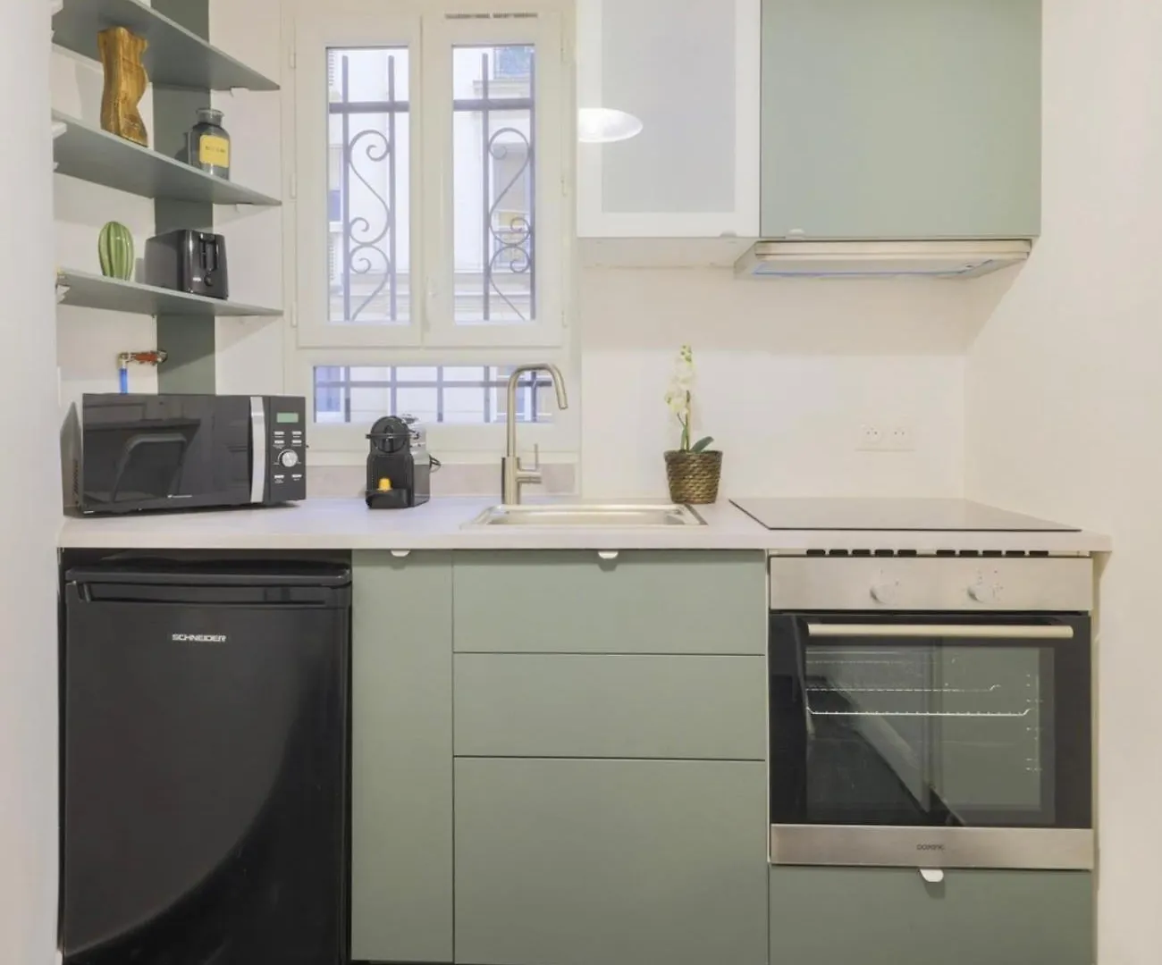 Chic And Spacious Flat In Montmartre Paris France