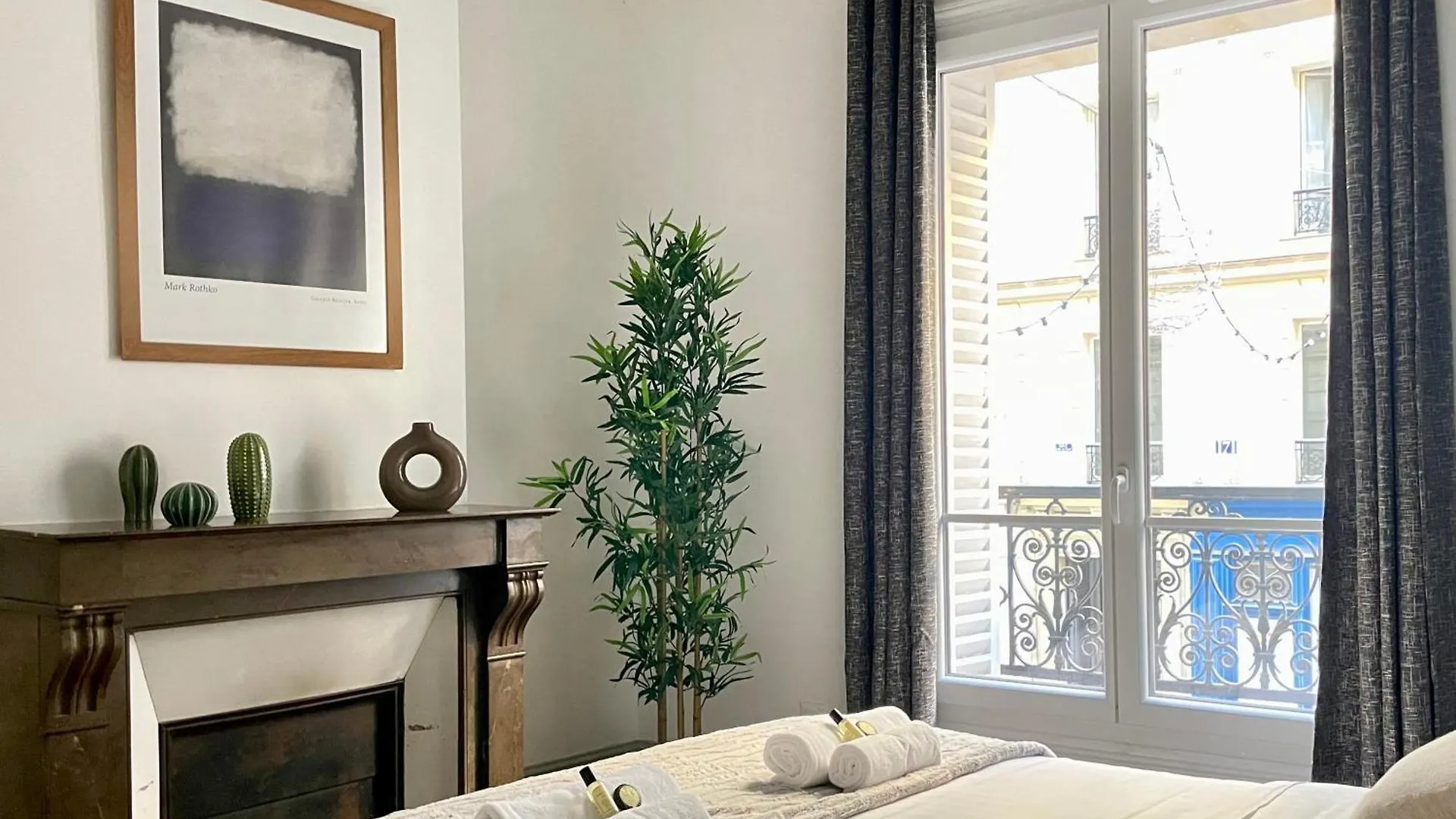 Chic And Spacious Flat In Montmartre Paris