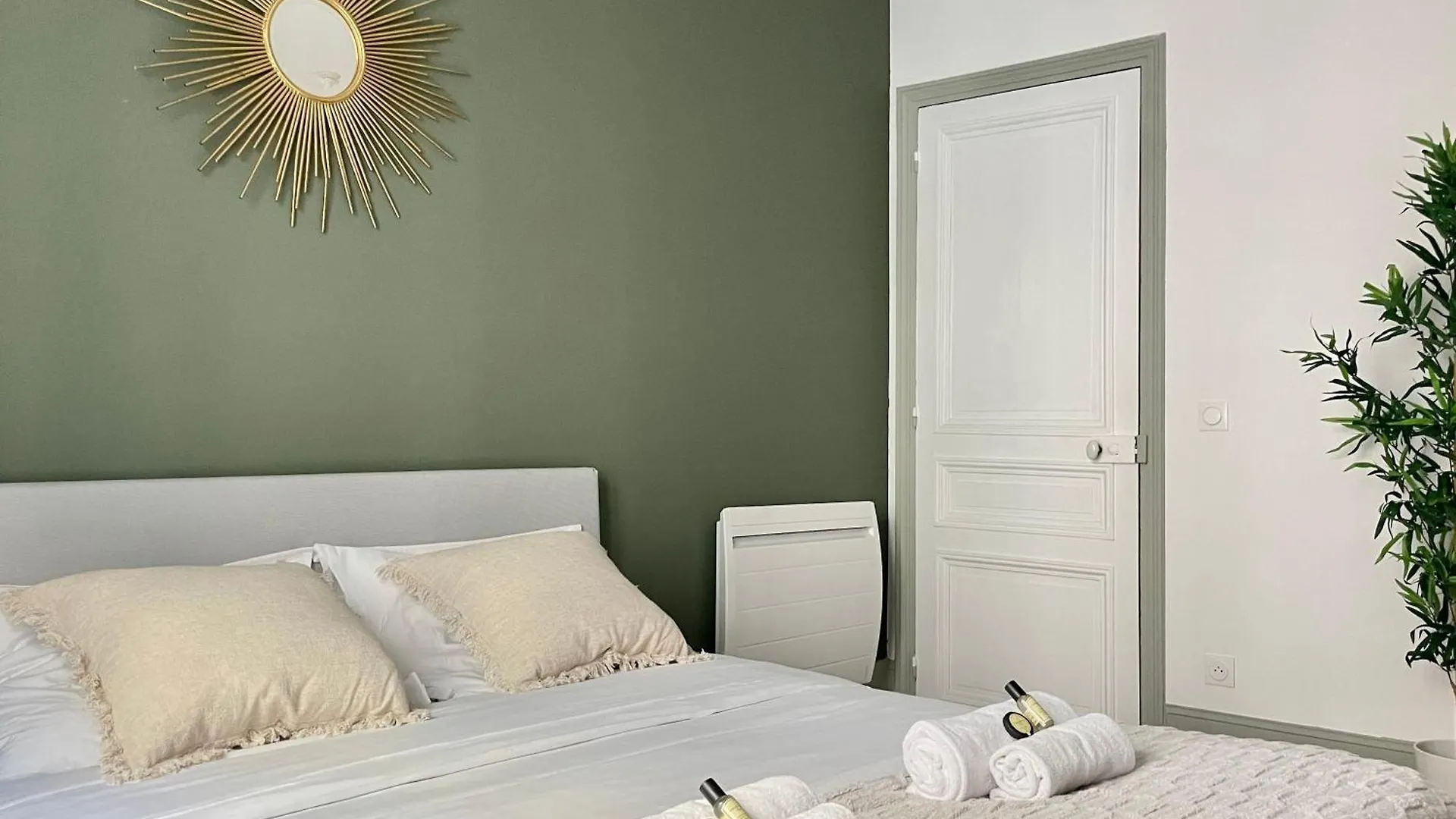 Chic And Spacious Flat In Montmartre Paris France