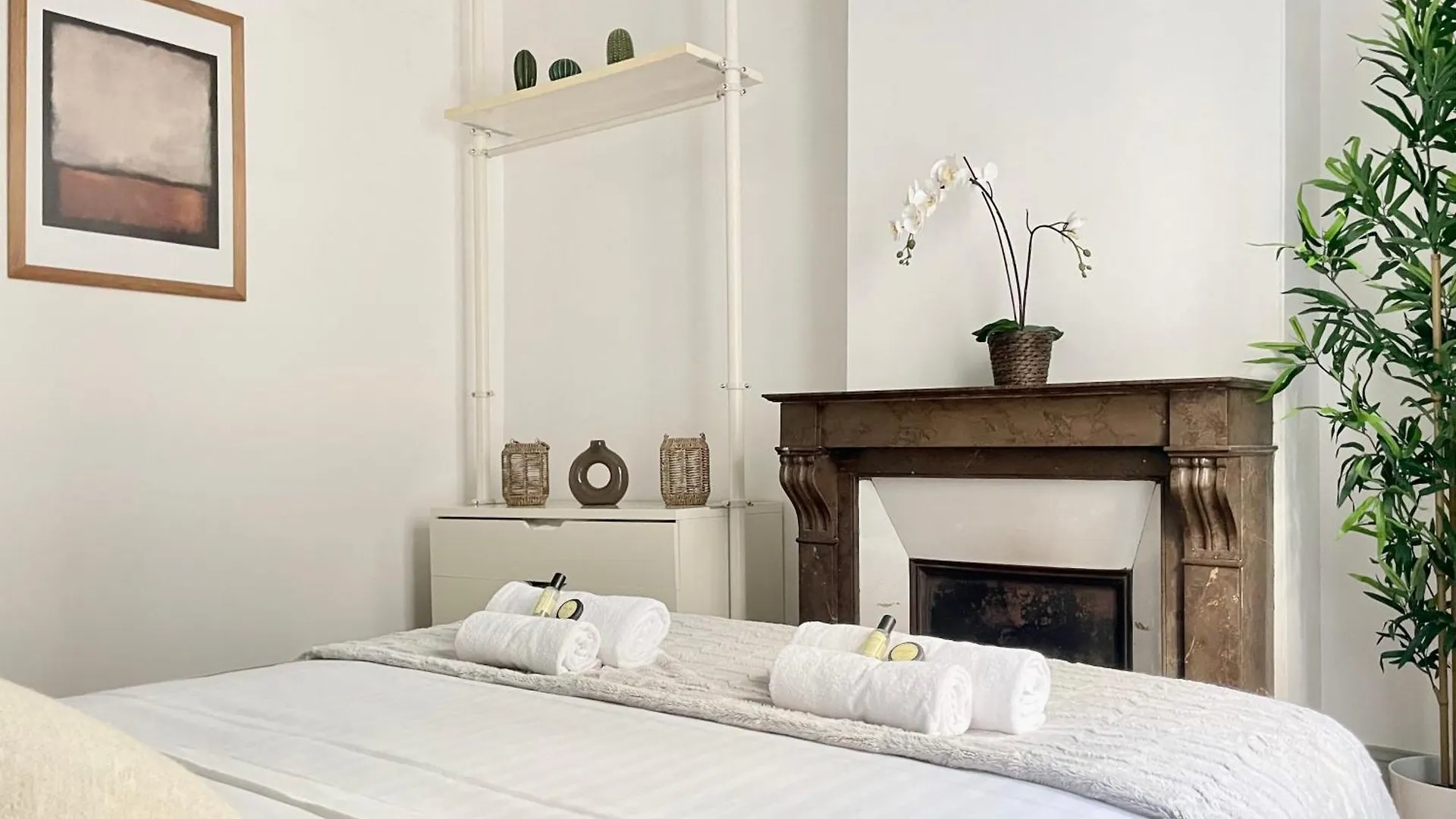 Chic And Spacious Flat In Montmartre Paris 0*,  France