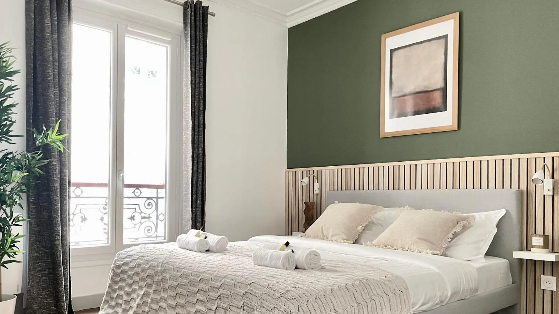Chic And Spacious Flat In Montmartre Paris 0*,