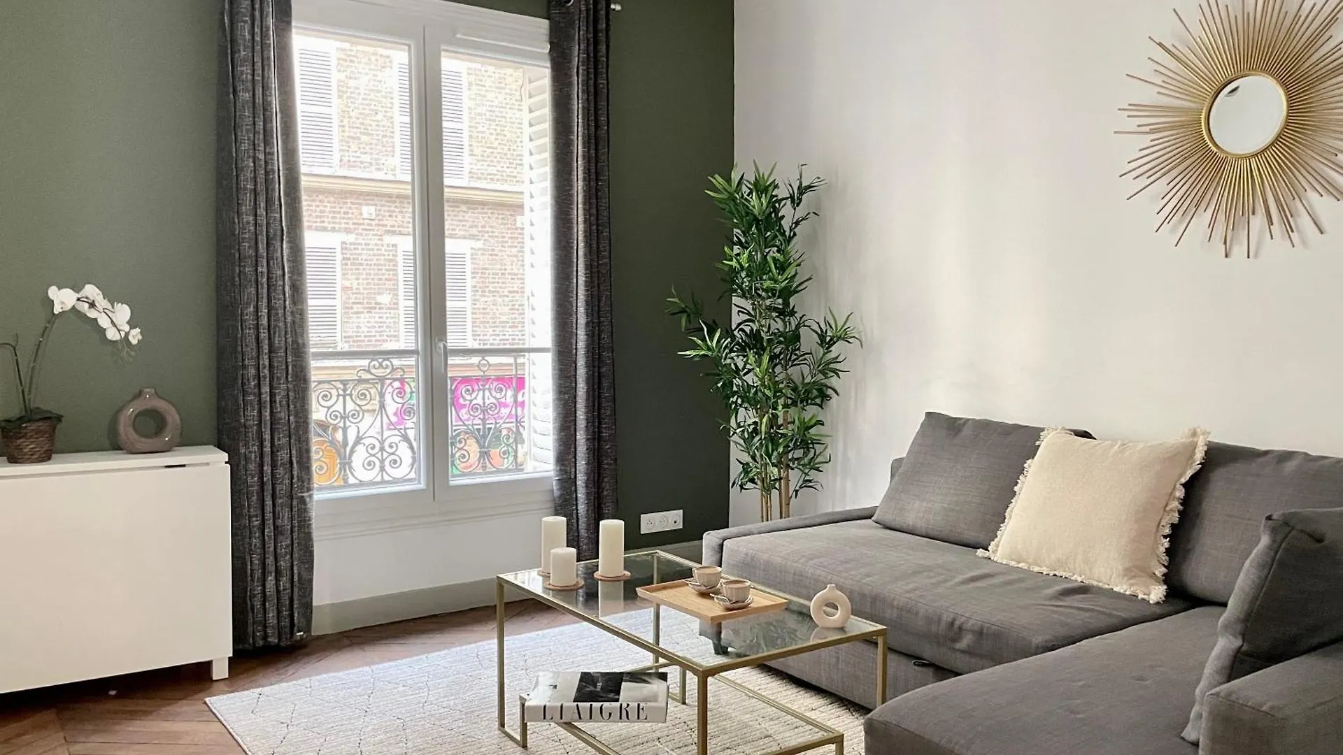 Chic And Spacious Flat In Montmartre Paris
