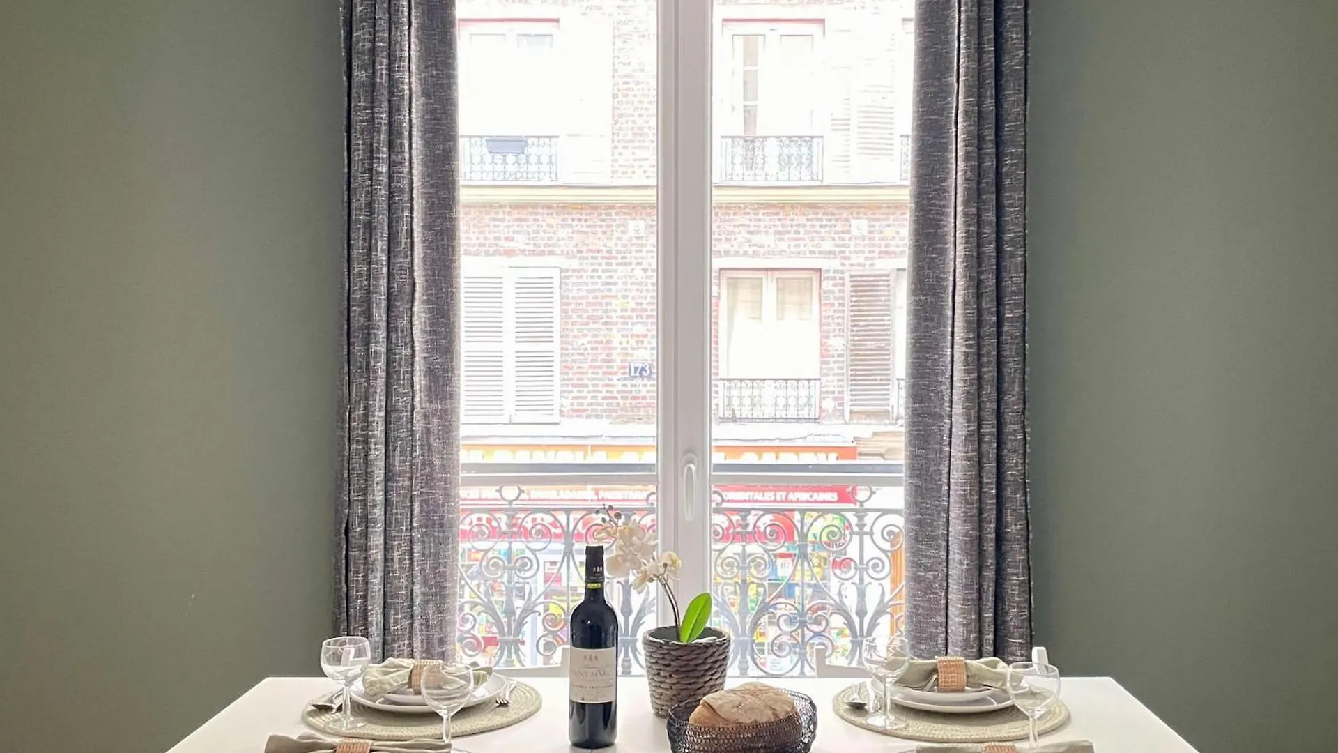 Chic And Spacious Flat In Montmartre Paris Apartment